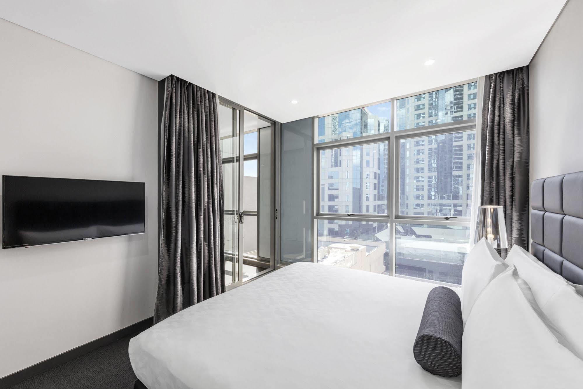 Meriton Suites Chatswood Sydney Exteriér fotografie A bedroom at the hotel